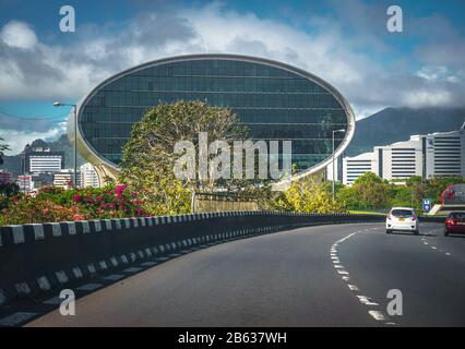 Maurice, décembre 2019 - immeuble en forme d'ellipse de la Banque commerciale de Maurice, l'une des plus anciennes banques de l'île. Banque D'Images