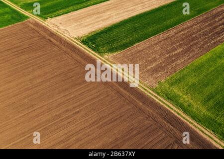 Vue aérienne de la campagne champs agricoles de patchwork comme abstract background from drone pov Banque D'Images