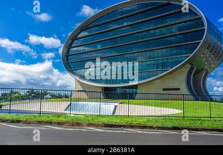 Maurice, décembre 2019 - immeuble en forme d'ellipse de la Banque commerciale de Maurice, l'une des plus anciennes banques de l'île. Banque D'Images