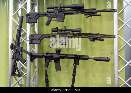 Fusil automatique suspendu sur le stand dans le magasin. Arme Banque D'Images