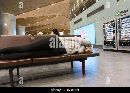 Saint-Pétersbourg, Russie - 10 octobre 2019: Une femme dort dans le salon de l'aéroport en attendant son départ Banque D'Images