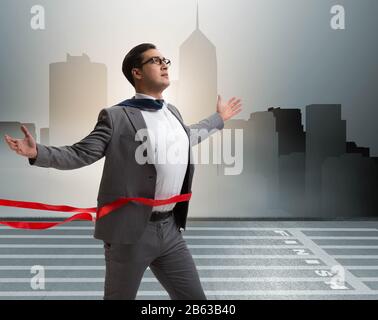 L'homme d'affaires sur la ligne de finition dans le concept de concurrence Banque D'Images