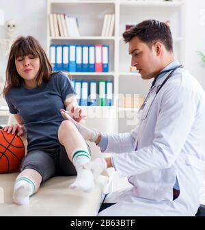 Le joueur de basket-ball féminin médecin de passage après une blessure Banque D'Images