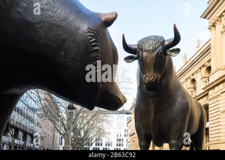 Statues de taureaux et d'ours en dehors de la bourse de Francfort, Allemagne, Europe Banque D'Images