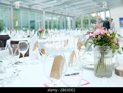 Tables à fleurs et verres à vin Banque D'Images