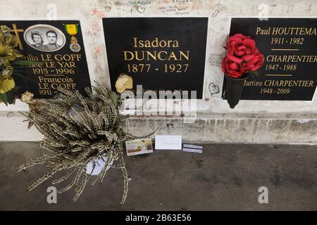 Tombe de la danseuse américaine Isadora Duncan (1877-1927) au cimetière du Père Lachaise à Paris, France. Banque D'Images