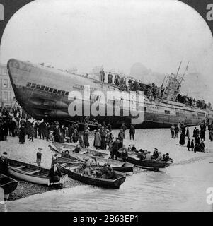 U-Boat d'Allemagne, mis à la terre après qu'il s'est rendu pendant la première Guerre mondiale, la fin des années 1910. Cet "assassin de la mer" courut à terre sur la côte sud de l'Angleterre. Après quelques travaux de démolition, les habitants et les touristes locaux sont venus le voir et monter en hauteur. Pour voir mes images liées au transport, recherchez : arme de véhicule d'époque Prestor Banque D'Images