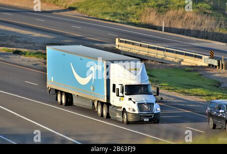 Un camionneur de 53 pieds de Prime à Amazon, qui déplace des produits et des produits sur l'interstate High, en Californie centrale, vers le sud Banque D'Images