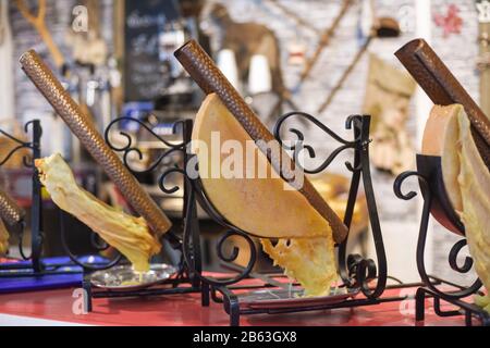 Raclette de fromage fondu à une foire française Banque D'Images