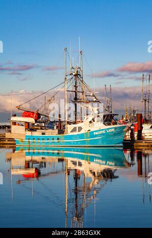 Bateau de pêche commerciale à un quai situé dans le port de Steveston, en Colombie-Britannique, Canada Banque D'Images