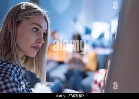 Belle Femme D'Affaires Donne Un Rapport/Une Présentation À Ses Collègues D'Affaires Dans La Salle De Conférence. Banque D'Images