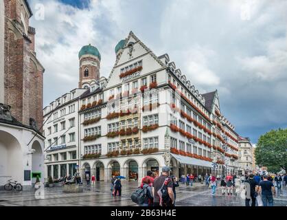 Kaufingerstraße est l'une des rues commerçantes les plus anciennes et les plus importantes de Munich, en Bavière, en Allemagne Banque D'Images