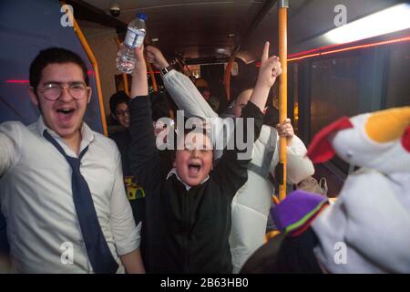 Londres, Stamford Hill, Royaume-Uni. 9 mars 2020. Les enfants juifs ultra-orthodoxes vêtus d'une robe de fantaisie pour célébrer les vacances juives Purim dans le quartier de Stamford Hill à Londres. Le festival comprend la lecture du Livre d'Esther, décrivant la défaite de Haman, le conseiller du roi persan, qui a fait un tract pour massacrer le peuple juif il y a 2 500 ans, un événement qui a été empêché par le courage d'Esther. Crédit: Marcin Nowak/Alay Live News Banque D'Images