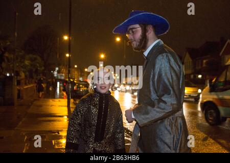 Londres, Stamford Hill, Royaume-Uni. 9 mars 2020. Les enfants juifs ultra-orthodoxes vêtus d'une robe de fantaisie pour célébrer les vacances juives Purim dans le quartier de Stamford Hill à Londres. Le festival comprend la lecture du Livre d'Esther, décrivant la défaite de Haman, le conseiller du roi persan, qui a fait un tract pour massacrer le peuple juif il y a 2 500 ans, un événement qui a été empêché par le courage d'Esther. Crédit: Marcin Nowak/Alay Live News Banque D'Images