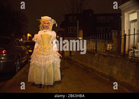 Londres, Stamford Hill, Royaume-Uni. 9 mars 2020. Les enfants juifs ultra-orthodoxes vêtus d'une robe de fantaisie pour célébrer les vacances juives Purim dans le quartier de Stamford Hill à Londres. Le festival comprend la lecture du Livre d'Esther, décrivant la défaite de Haman, le conseiller du roi persan, qui a fait un tract pour massacrer le peuple juif il y a 2 500 ans, un événement qui a été empêché par le courage d'Esther. Crédit: Marcin Nowak/Alay Live News Banque D'Images