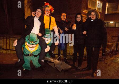 Londres, Stamford Hill, Royaume-Uni. 9 mars 2020. Les enfants juifs ultra-orthodoxes vêtus d'une robe de fantaisie pour célébrer les vacances juives Purim dans le quartier de Stamford Hill à Londres. Le festival comprend la lecture du Livre d'Esther, décrivant la défaite de Haman, le conseiller du roi persan, qui a fait un tract pour massacrer le peuple juif il y a 2 500 ans, un événement qui a été empêché par le courage d'Esther. Crédit: Marcin Nowak/Alay Live News Banque D'Images