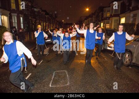 Londres, Stamford Hill, Royaume-Uni. 9 mars 2020. Les enfants juifs ultra-orthodoxes vêtus d'une robe de fantaisie pour célébrer les vacances juives Purim dans le quartier de Stamford Hill à Londres. Le festival comprend la lecture du Livre d'Esther, décrivant la défaite de Haman, le conseiller du roi persan, qui a fait un tract pour massacrer le peuple juif il y a 2 500 ans, un événement qui a été empêché par le courage d'Esther. Crédit: Marcin Nowak/Alay Live News Banque D'Images