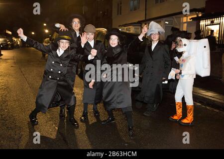 Londres, Stamford Hill, Royaume-Uni. 9 mars 2020. Les enfants juifs ultra-orthodoxes vêtus d'une robe de fantaisie pour célébrer les vacances juives Purim dans le quartier de Stamford Hill à Londres. Le festival comprend la lecture du Livre d'Esther, décrivant la défaite de Haman, le conseiller du roi persan, qui a fait un tract pour massacrer le peuple juif il y a 2 500 ans, un événement qui a été empêché par le courage d'Esther. Crédit: Marcin Nowak/Alay Live News Banque D'Images