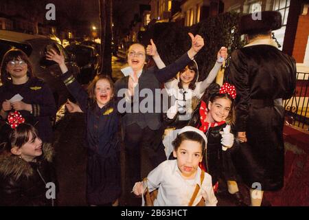 Londres, Stamford Hill, Royaume-Uni. 9 mars 2020. Les enfants juifs ultra-orthodoxes vêtus d'une robe de fantaisie pour célébrer les vacances juives Purim dans le quartier de Stamford Hill à Londres. Le festival comprend la lecture du Livre d'Esther, décrivant la défaite de Haman, le conseiller du roi persan, qui a fait un tract pour massacrer le peuple juif il y a 2 500 ans, un événement qui a été empêché par le courage d'Esther. Crédit: Marcin Nowak/Alay Live News Banque D'Images