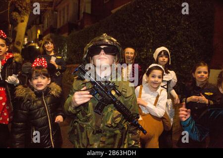 Londres, Stamford Hill, Royaume-Uni. 9 mars 2020. Les enfants juifs ultra-orthodoxes vêtus d'une robe de fantaisie pour célébrer les vacances juives Purim dans le quartier de Stamford Hill à Londres. Le festival comprend la lecture du Livre d'Esther, décrivant la défaite de Haman, le conseiller du roi persan, qui a fait un tract pour massacrer le peuple juif il y a 2 500 ans, un événement qui a été empêché par le courage d'Esther. Crédit: Marcin Nowak/Alay Live News Banque D'Images