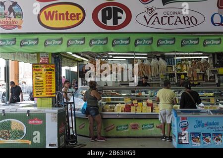 Le vendeur vend divers types de produits de viande et de fromage au marché central de la Vega à Santiago, au Chili Banque D'Images