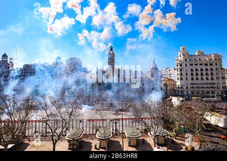 Mascletá pendant les Flas de Valence sur la place de la mairie (Plaça de l'Ajuntament). Le festival a été nommé patrimoine mondial immatériel De L'Unesco. Banque D'Images