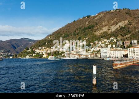 Lac de côme lago di como en italie italia avec montagnes et bâtiments sur une colline Banque D'Images