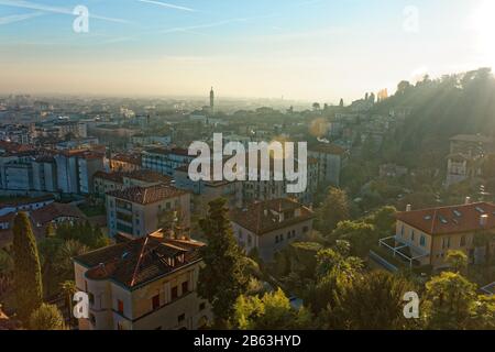 Vue sur la ville de Bergame depuis la vieille ville d'Italie Italia Banque D'Images