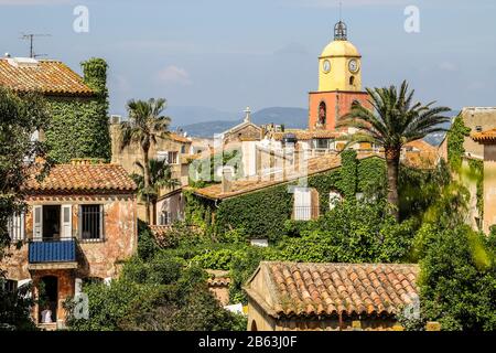 Saint Tropez, France - vieille blanchisserie, vêtements secs sur une corde dans - avril 28, 2018 - le jardin, l'église, maison de provence - crédit Ilona Barna BIPHOTONEWS Banque D'Images