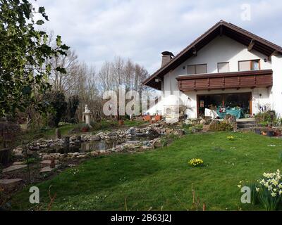 Wohnhaus mit Garten und Gartenteich im Frühling, Weilerswist, Nordrhein-Westfalen, Allemagne Banque D'Images