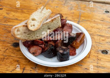 Plusieurs sortes de saucisses chorizo sur une plaque avec du pain au Portugal Banque D'Images