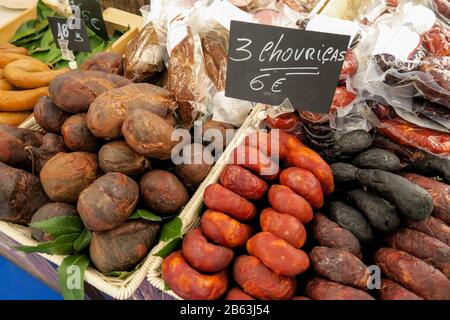 Plusieurs sortes de saucisses chorizo (choricas) sur le marché du Portugal Banque D'Images