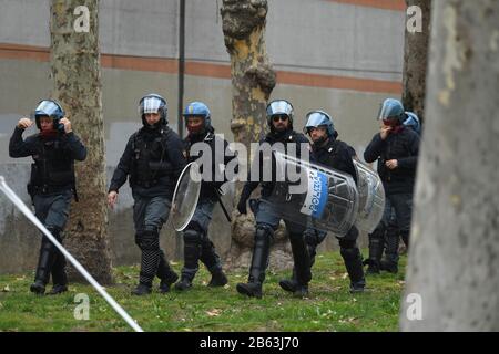 Milan, Italie. 9 mars 2020. Les policiers patrouillent à l'extérieur de la prison de Saint-Vittore, à Milan, en Italie, le 9 mars 2020. La violence a éclaté dans plus de 25 centres de détention à travers l'Italie dimanche et lundi, après que les autorités ont réduit les droits des prisonniers dans le cadre d'une stratégie visant à freiner la propagation du coronavirus. Crédit: Daniele Mascolo/Xinhua/Alay Live News Banque D'Images