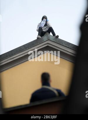 Milan, Italie. 9 mars 2020. Une manifestation de prisonniers sur le toit de la prison de Saint Vittore à Milan, Italie, le 9 mars 2020. La violence a éclaté dans plus de 25 centres de détention à travers l'Italie dimanche et lundi, après que les autorités ont réduit les droits des prisonniers dans le cadre d'une stratégie visant à freiner la propagation du coronavirus. Crédit: Daniele Mascolo/Xinhua/Alay Live News Banque D'Images