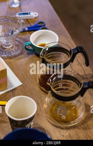 Verres avec café filtre. Accessoires et articles élégants pour un café alternatif Banque D'Images