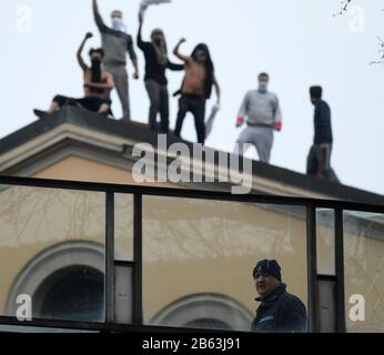 Milan, Italie. 9 mars 2020. Les prisonniers protestent contre le toit de la prison de Saint Vittore à Milan, en Italie, le 9 mars 2020. La violence a éclaté dans plus de 25 centres de détention à travers l'Italie dimanche et lundi, après que les autorités ont réduit les droits des prisonniers dans le cadre d'une stratégie visant à freiner la propagation du coronavirus. Crédit: Daniele Mascolo/Xinhua/Alay Live News Banque D'Images