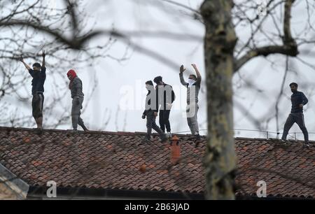 Milan, Italie. 9 mars 2020. Les prisonniers protestent contre le toit de la prison de Saint Vittore à Milan, en Italie, le 9 mars 2020. La violence a éclaté dans plus de 25 centres de détention à travers l'Italie dimanche et lundi, après que les autorités ont réduit les droits des prisonniers dans le cadre d'une stratégie visant à freiner la propagation du coronavirus. Crédit: Daniele Mascolo/Xinhua/Alay Live News Banque D'Images