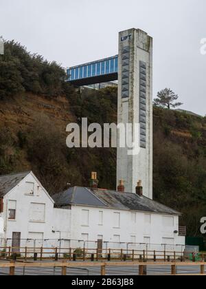 L'ascenseur de Shanklin Cliff, construit en 1957 pour remplacer l'original. Shanklin, Île de Wight, Angleterre, Royaume-Uni Banque D'Images