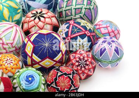 Boule temari traditionnelle japonaise colorée sur un dos blanc Banque D'Images