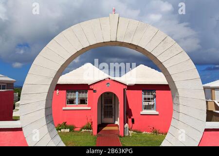 Moongate & maison rose, île de Saint-David, paroisse de Saint-Georges, Bermudes Banque D'Images