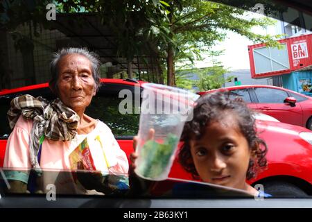 Makassar, Sulawesi Du Sud, Indonésie. 10 mars 2020. Chaque jour, les mendiants féminins demandent de l'argent dans les rues en mendiant les conducteurs de véhicules à Makassar, dans la province de Sulawesi Sud, en Indonésie crédit: Herwin Bahar/ZUMA Wire/Alay Live News Banque D'Images