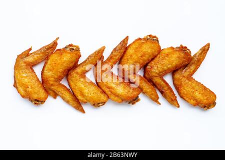 Ailes de poulet frit sur fond blanc. Banque D'Images