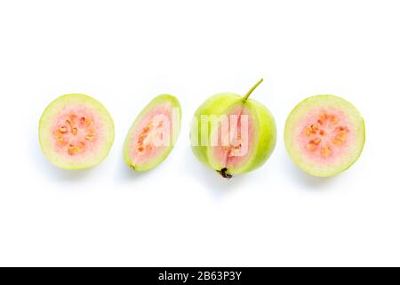 Fruit de goyave rose sur fond blanc. Espace de copie Banque D'Images