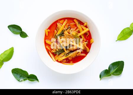 Curry Rouge de porc avec des pousses de bambou en conserve, fond blanc. Banque D'Images