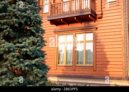 Façade de maison en bois. Banque D'Images