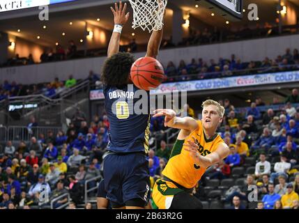 9 mars 2020 : le garde-bisons de l'État du Dakota du Nord Sam Griesel (5) passe la balle pendant le match de basket-ball semi-final Summit League entre les aigles d'or Oral Roberts et le bison de l'État du Dakota du Nord au Denny Sanford Premier Centre, Sioux Falls, SD. Le NDSU a vaincu l'ORU 75-69. Photo de Russell Hons/CSM Banque D'Images