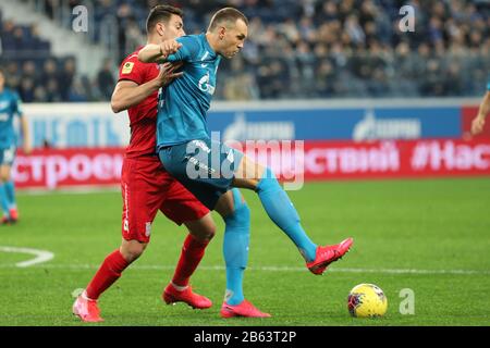 Artem Dzyuba (R) de Zenit et Ionut Nedelcearu (L) d'Ufa sont vus en action lors du match de la Ligue des premiers ministres du football russe entre Zenit Saint-Pétersbourg et le FC Ufa. (Score final; Zenit Saint-Pétersbourg 0:0 FC Ufa) Banque D'Images