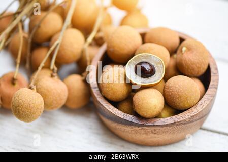 Dimocarpus longan fruits exotiques sur fond de bol en bois / Fruits frais Longan tropicaux en Thaïlande Banque D'Images