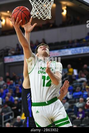 9 mars 2020 : le Dakota du Nord lutte Hawks Forward Filip Rebraca (12) monte pour un tir dans la première moitié du match de basket-ball semi-final Summit League entre les Mastodons Purdue fort Wayne et les Hawks de combat du Dakota du Nord au Denny Sanford Premier Centre, Sioux Falls, SD. Photo de Russell Hons/CSM Banque D'Images