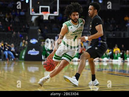 9 mars 2020: La garde des Hawks de combat du Dakota du Nord Marlon Stewart (1) conduit au panier dans la première moitié du match de basket-ball semi-final de Summit League entre les Mastodons Purdue fort Wayne et les Hawks de combat du Dakota du Nord au Denny Sanford Premier Centre, Sioux Falls, SD. Photo de Russell Hons/CSM Banque D'Images